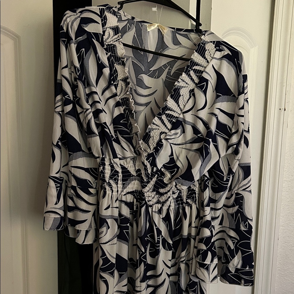 Chic Navy and White V-Neck Dress